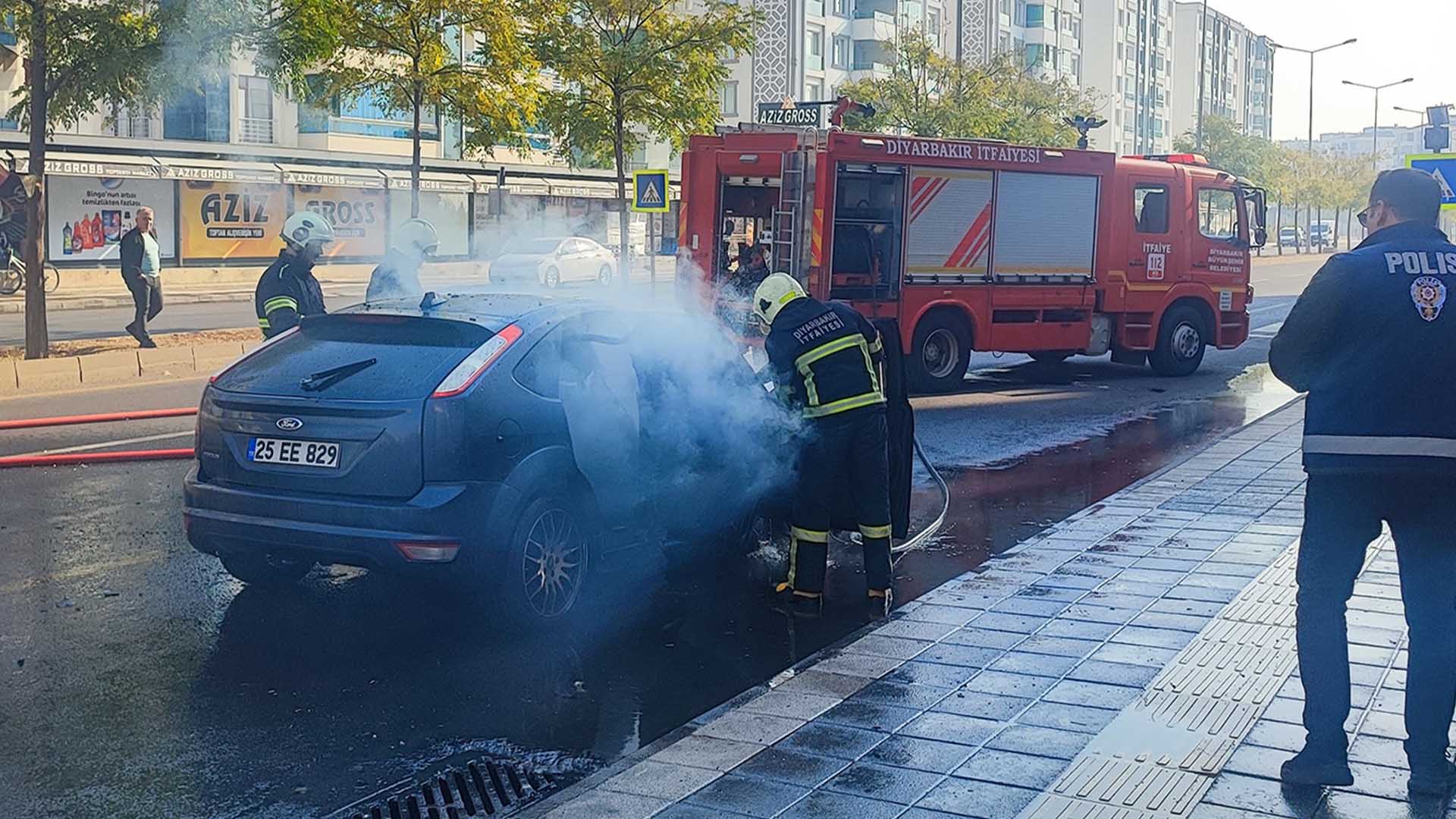 Diyarbakır’da Hareket Halindeki Otomobilde Yangın 2