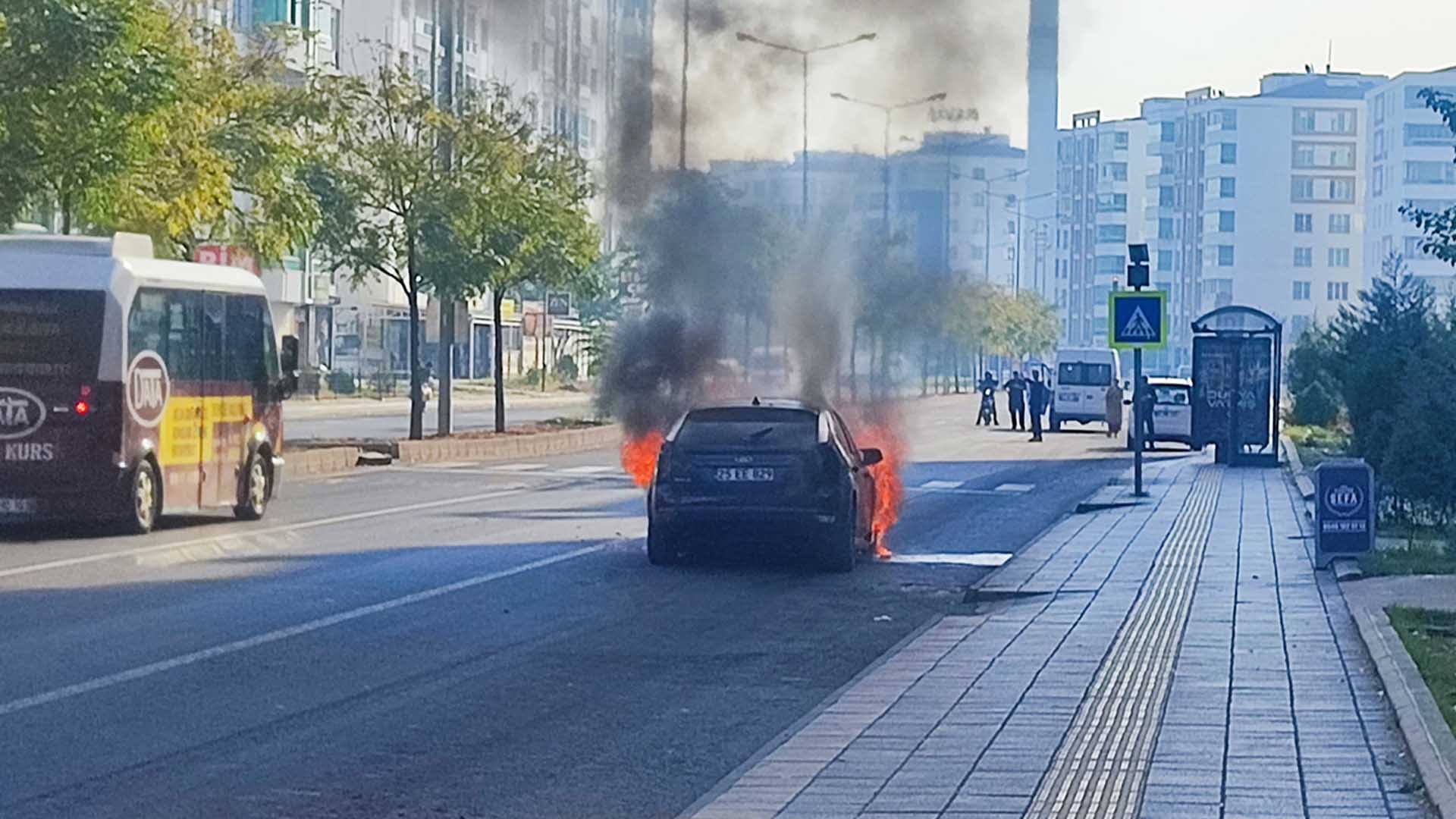 Diyarbakır’da Hareket Halindeki Otomobilde Yangın 3