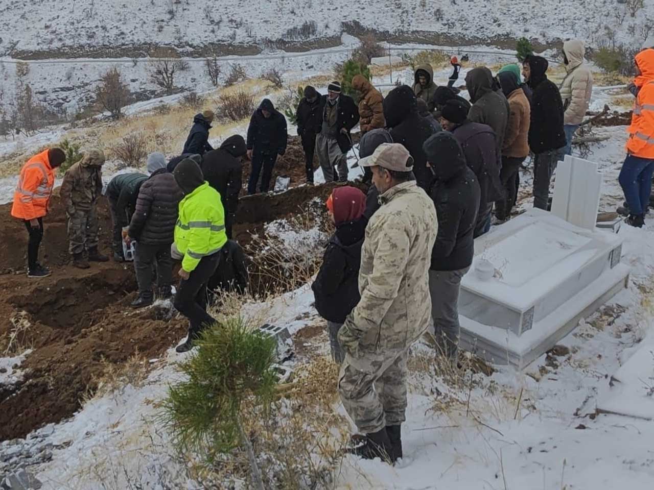 Diyarbakır’da Kazada Yaşamını Yitiren 3 Kişi Toprağa Verildi 3