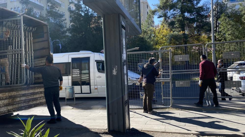 Diyarbakır'da Narin Davası Öncesi Adliye Çevresine Bariyerler Yerleştirildi 1