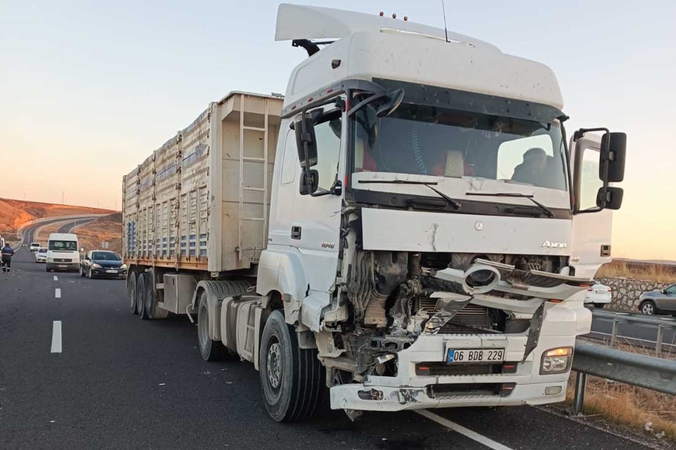 Diyarbakır'da Tır Ile Traktör Çarpıştı 1 Yaralı 1