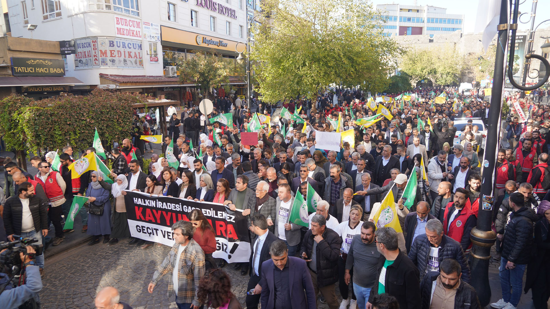 Eş Başkanlar Kayyım Atamalarını Protesto Yürüyüşüne Katıldı