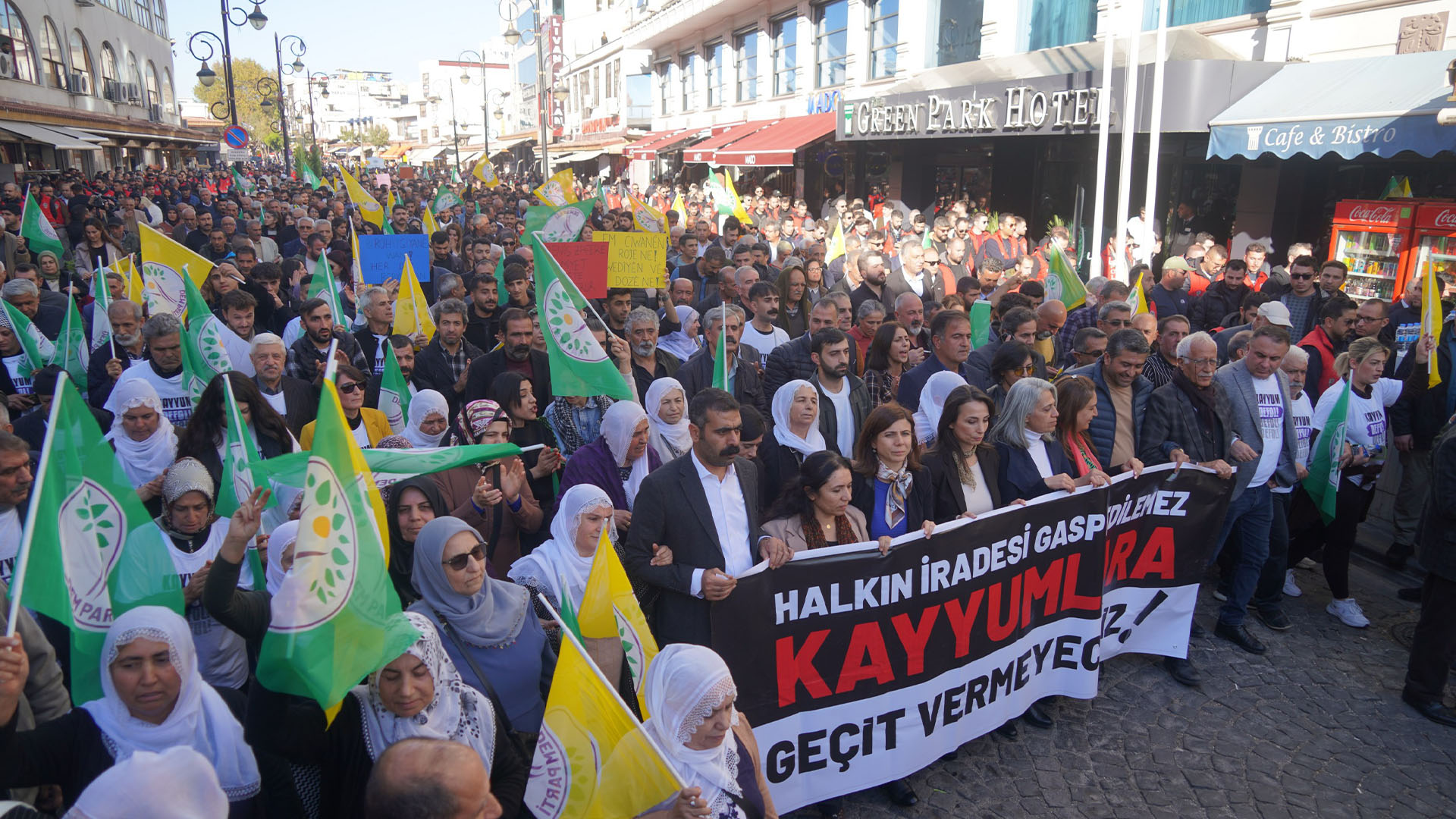 Eş Başkanlar Kayyım Atamalarını Protesto Yürüyüşüne Katıldı3