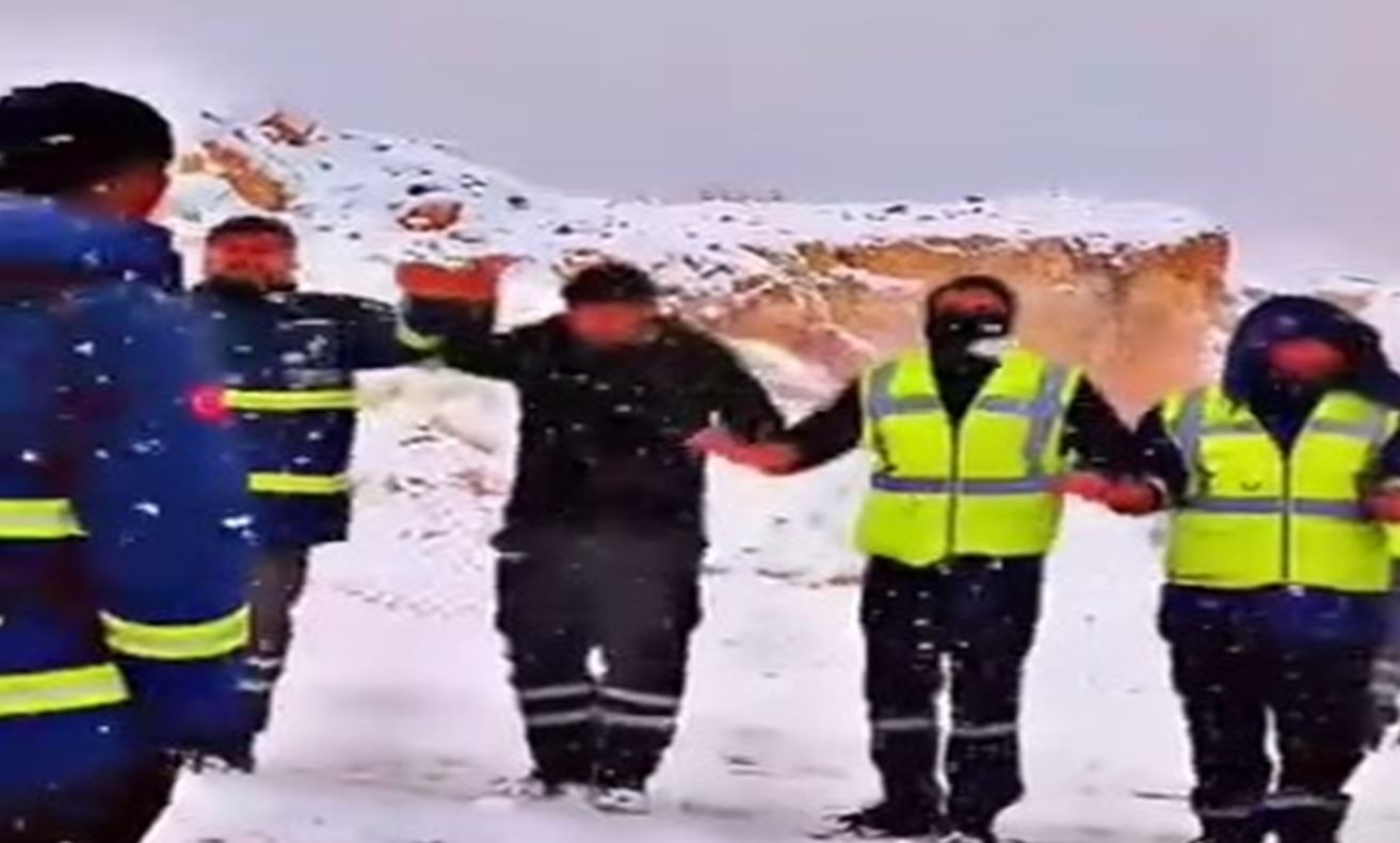 Gabar Dağı’nda Işçiler, Kar Yağışını Halay Çekerek Kutladı 1