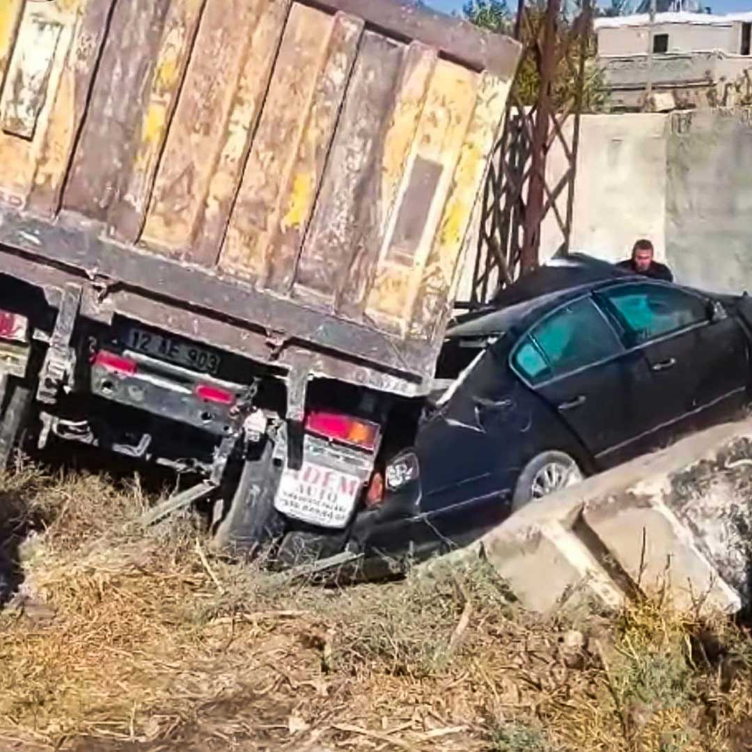 Kamyonla Çarpışan Otomobilde 1 Kişi Öldü, 2 Kişi Yaralandı 2