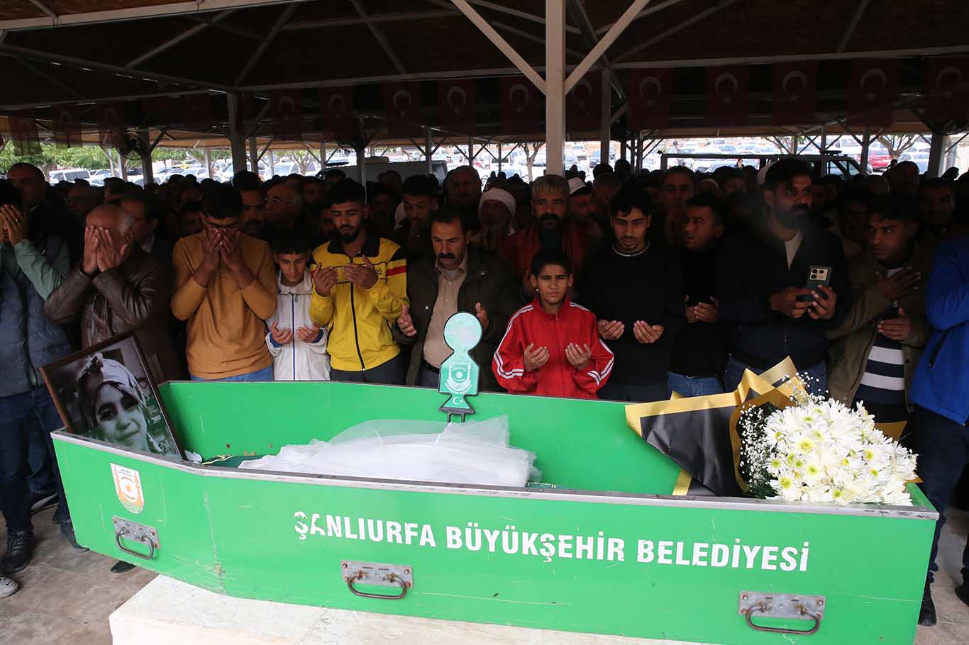 Mezarlıkta Öldürülmüş Halde Bulunan Şirin Elmas’ın Cenazesi Şanlıurfa'da Defnedildi 8