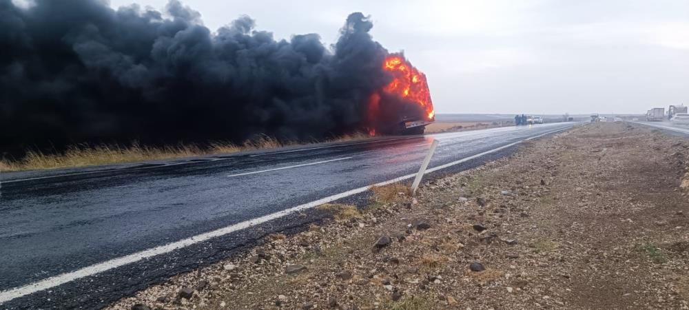 Şanlıurfa’da Seyir Halindeki Tır Alev Alarak Kullanılamaz Hale Geldi 1