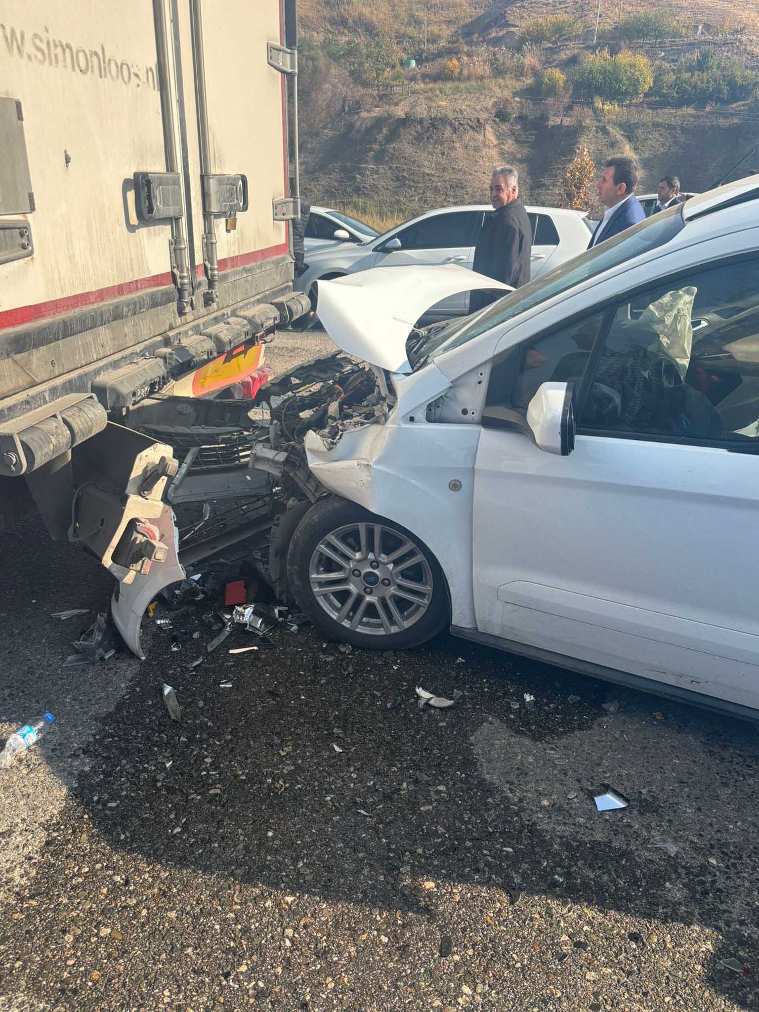 Silvan Yolunda 3 Tir Ve 3 Otomobilin Karıştığı Zincirleme Kazada 8 Kişi Yaralandı 1