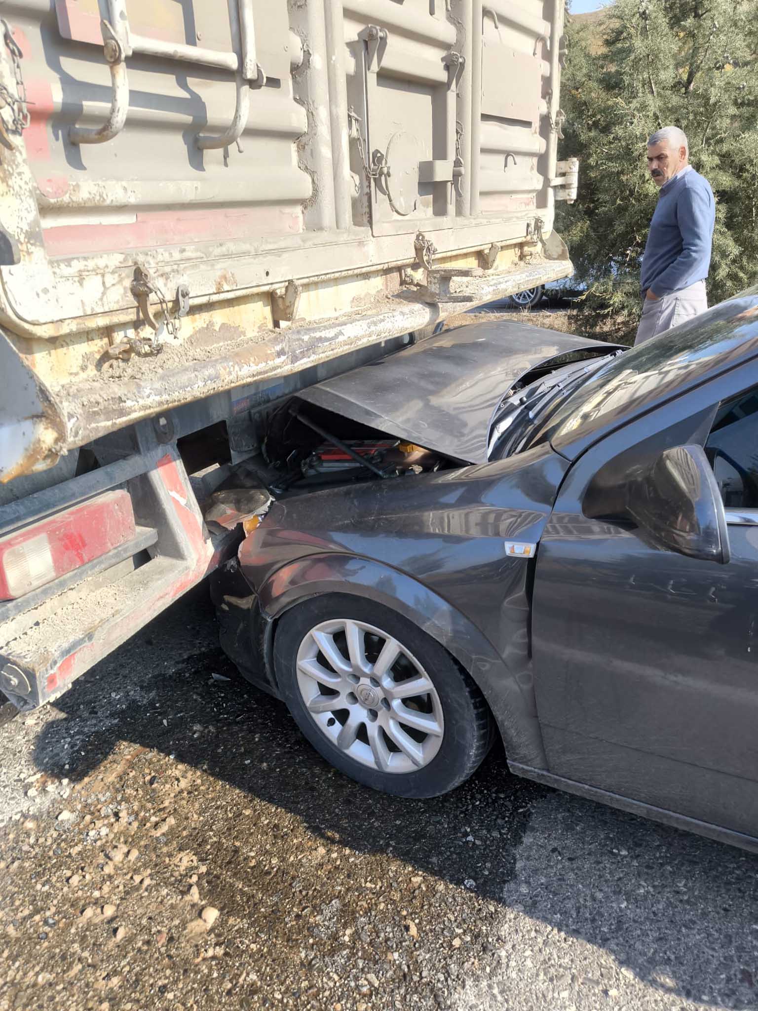 Silvan Yolunda 3 Tir Ve 3 Otomobilin Karıştığı Zincirleme Kazada 8 Kişi Yaralandı 2