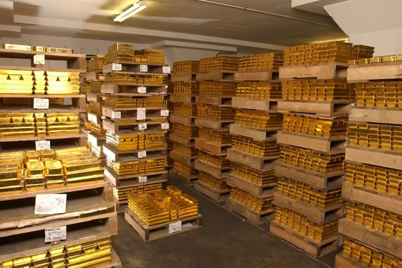 Контейнер для хранения слитков золота. Как хранить слиток. Производственные запасы картинки. Слитки золота в хранилище. Форт-нокс золотохранилище.