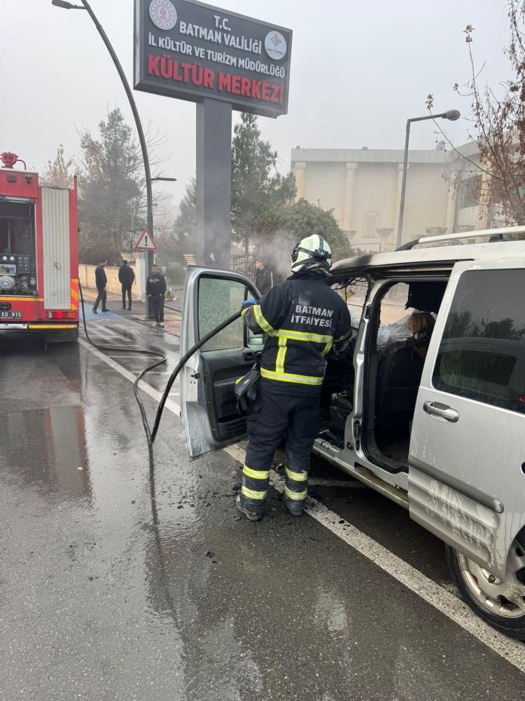 Batman'da Park Halindeki Araç Yandı 1