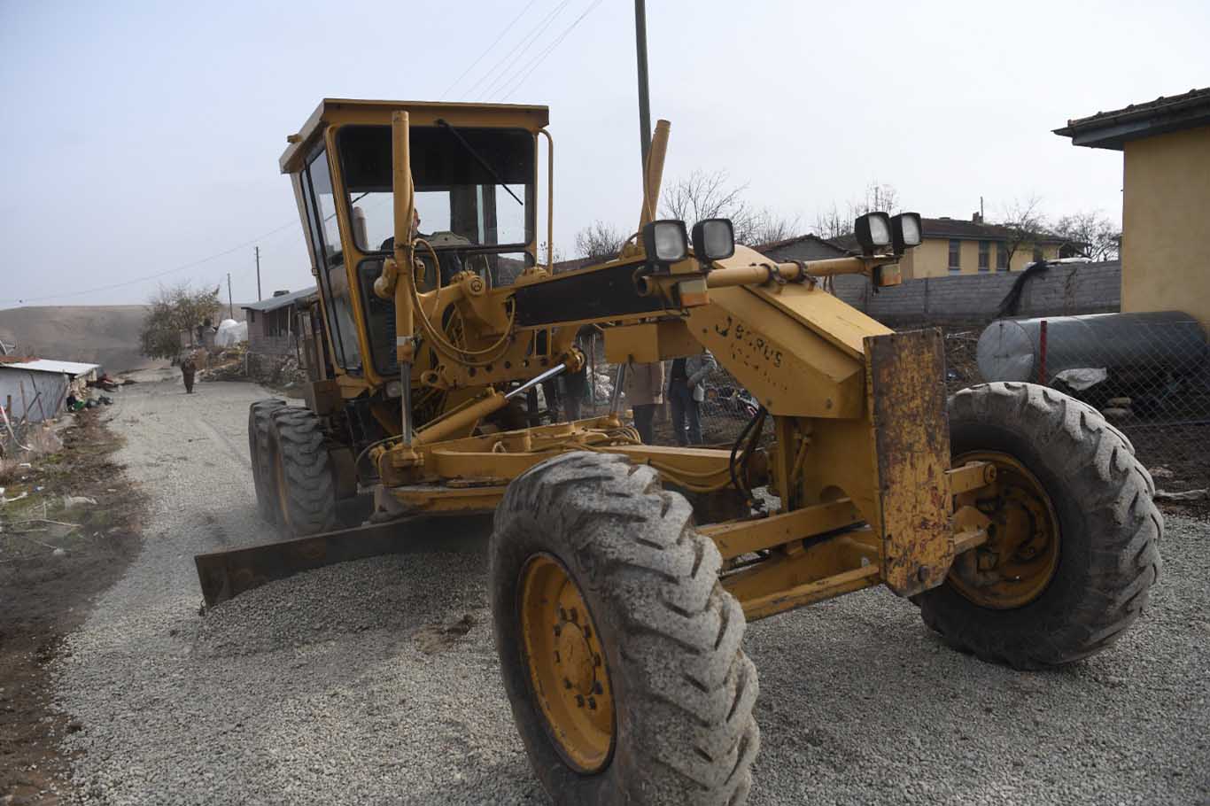 Bismil’de Kırsal Mahalle Yollarına Çamur Önlemi 3