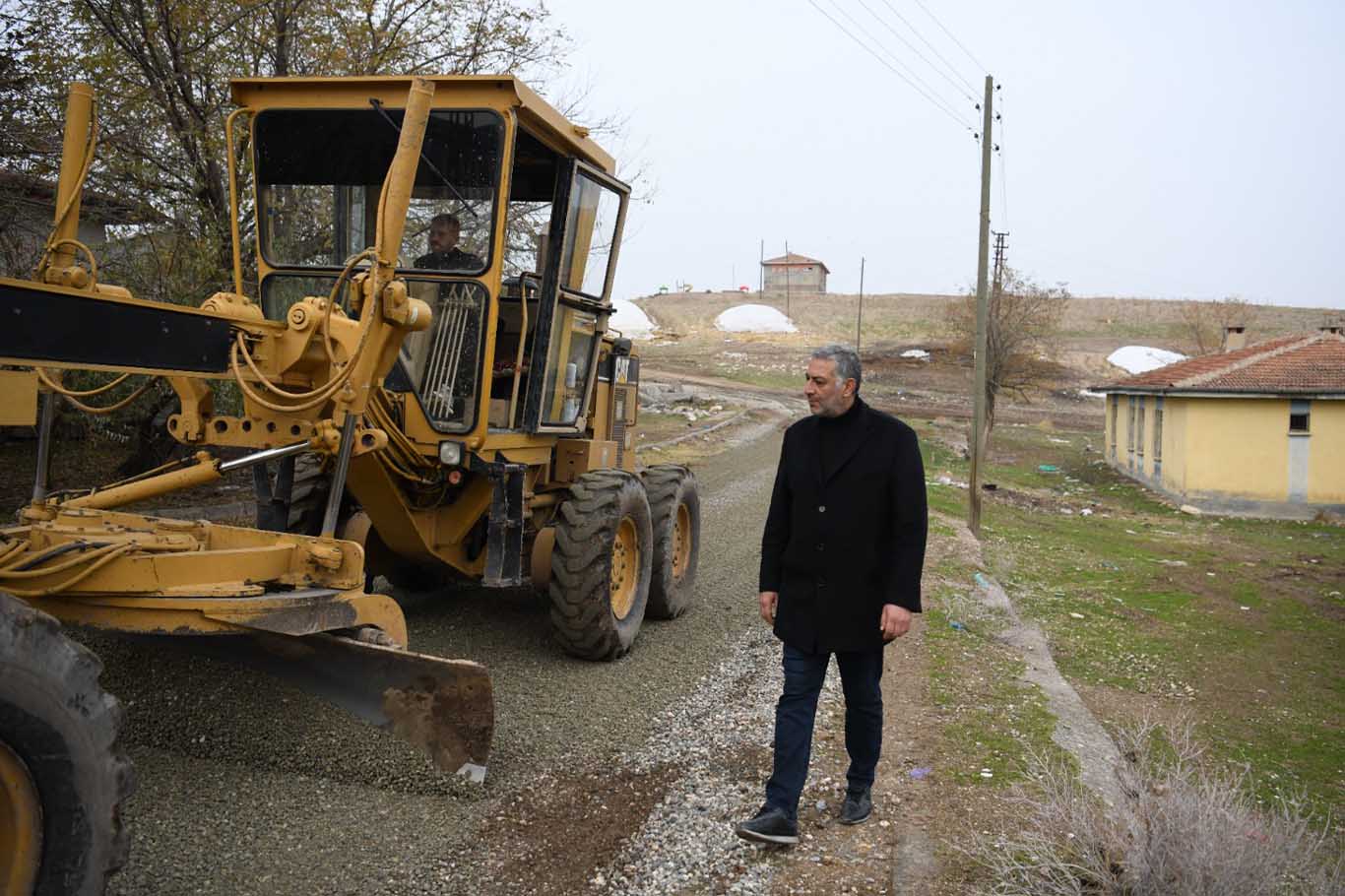 Bismil’de Kırsal Mahalle Yollarına Çamur Önlemi 4