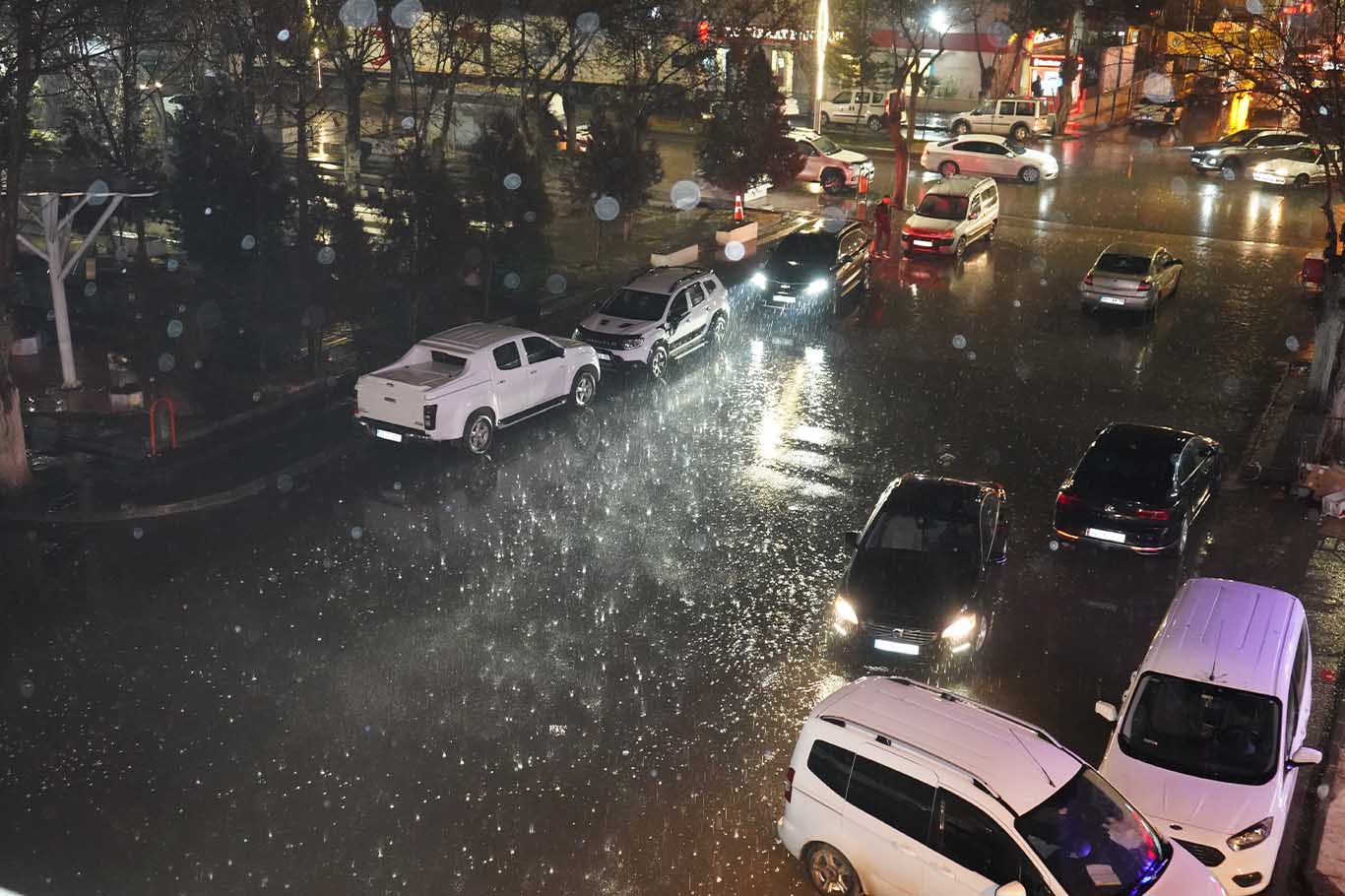 Bismil’de Sağanak Yağış Etkili Oldu Cadde Ve Sokaklar Bildiğiniz Gibi 2