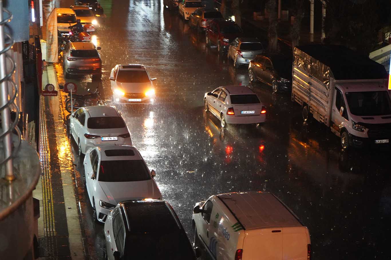 Bismil’de Sağanak Yağış Etkili Oldu Cadde Ve Sokaklar Bildiğiniz Gibi 3