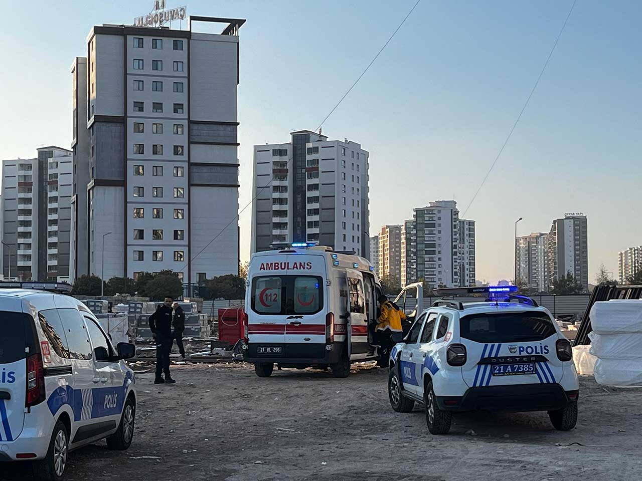 Diyarbakır'da 13'Üncü Kattan Düşen Işçi Hayatını Kaybetti, Yakınları Sinir Krizi Geçirdi 2