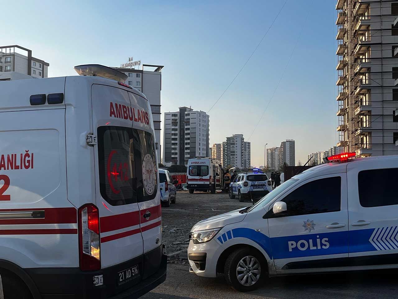 Diyarbakır'da 13'Üncü Kattan Düşen Işçi Hayatını Kaybetti, Yakınları Sinir Krizi Geçirdi 3