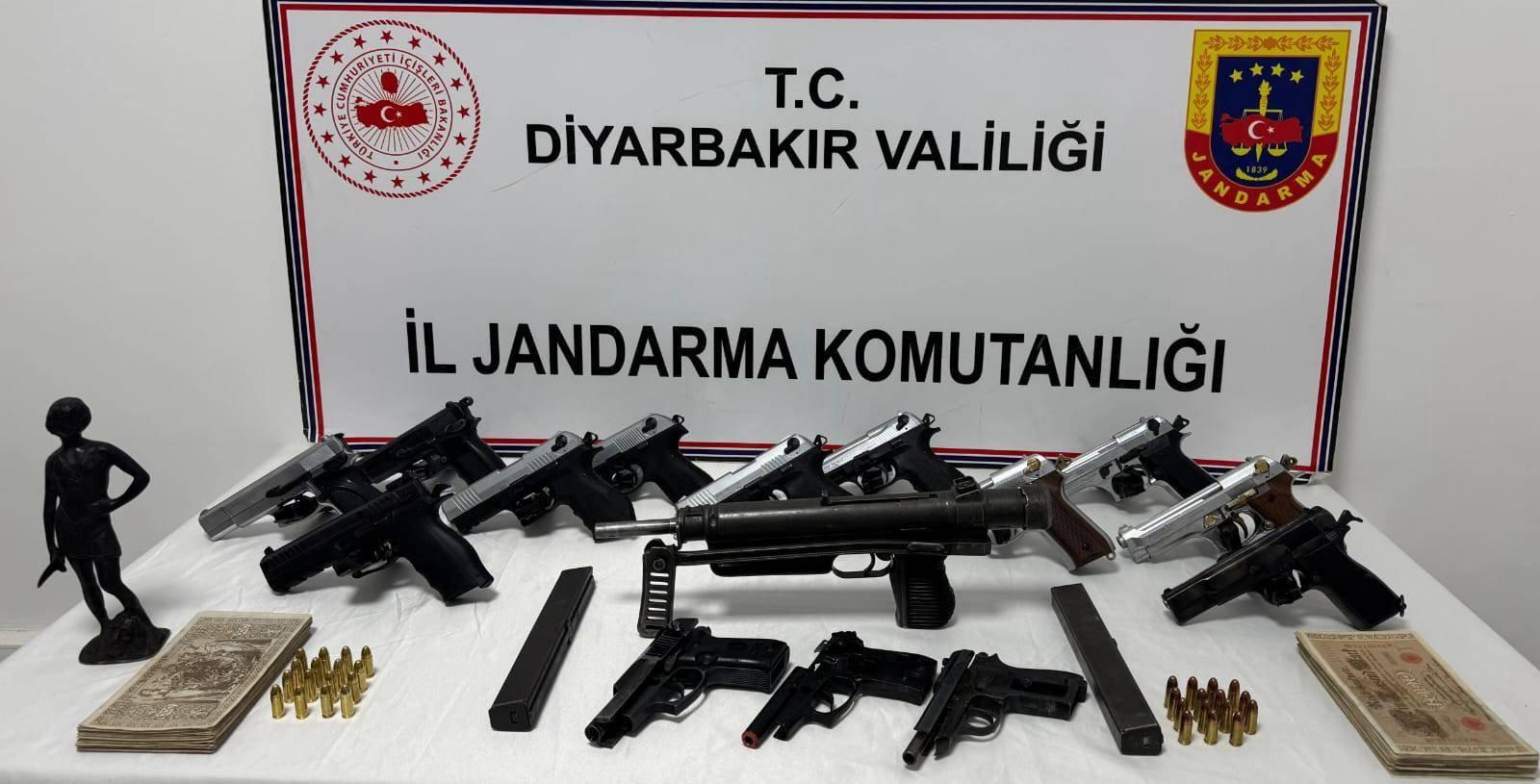 Diyarbakır’da Av Bayisinde Kaçak Silahlar Ve Tarihi Eserler Ele Geçirildi 1