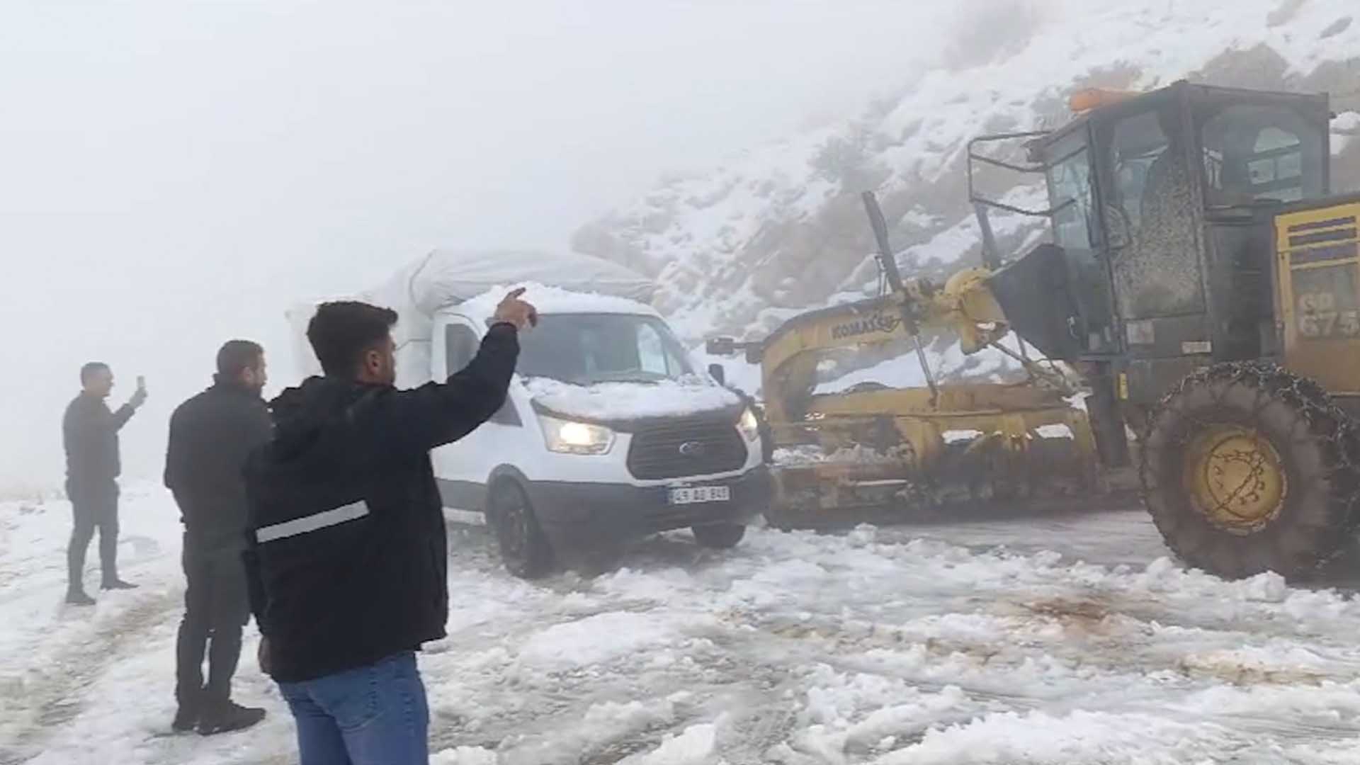 Diyarbakır’da Kar Yağışı Nedeniyle Kapanan 105 Kilometrelik Yol Ulaşıma Açıldı 1