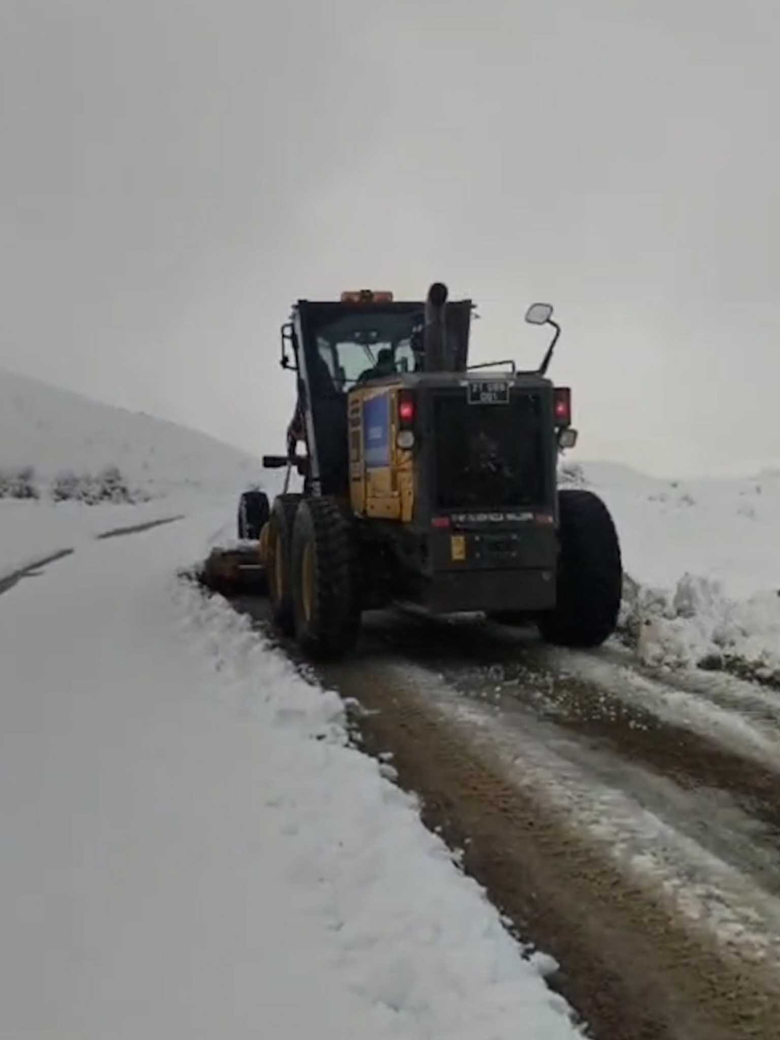 Diyarbakır’da Kar Yağışı Nedeniyle Kapanan 105 Kilometrelik Yol Ulaşıma Açıldı 3