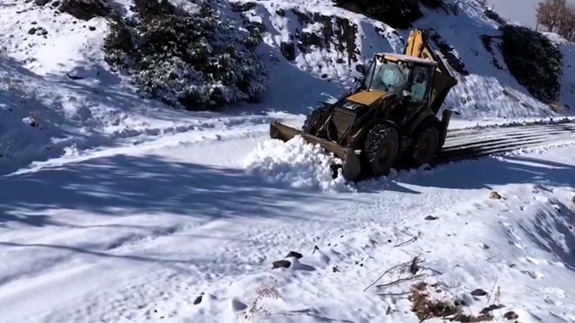 Diyarbakır’da Kar Yağışı Nedeniyle Kapanan 25 Mahalle Yolu Ulaşıma Açıldı 1