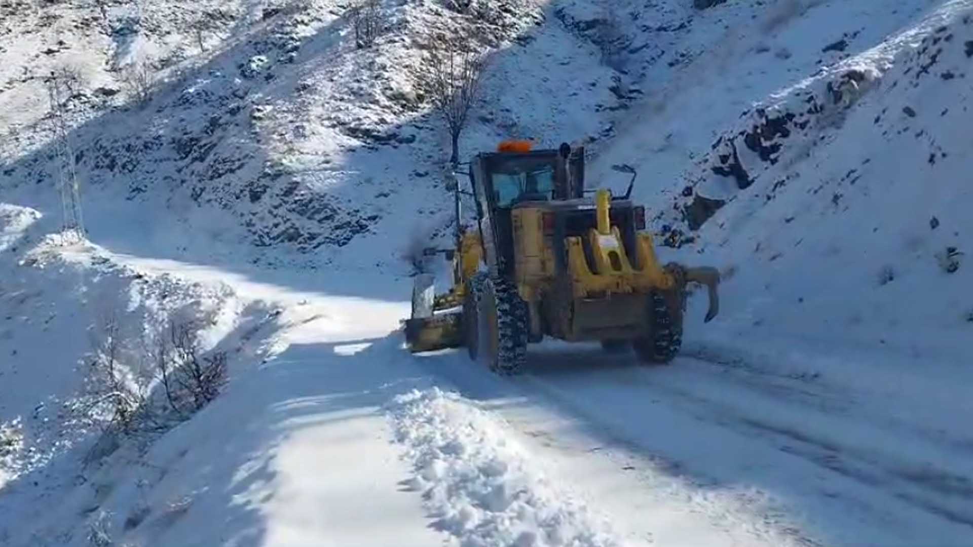 Diyarbakır’da Kar Yağışı Nedeniyle Kapanan 25 Mahalle Yolu Ulaşıma Açıldı 3