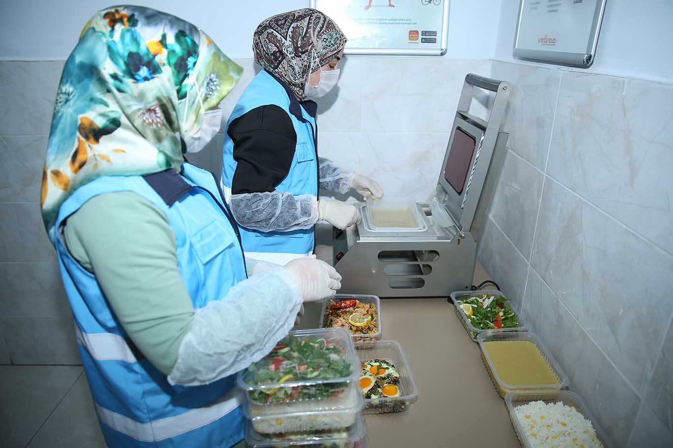 Diyarbakır’da Öğrenci Yurdunda Artan Yemekler Çöpe Değil, Ihtiyaç Sahiplerine Gidiyor 4