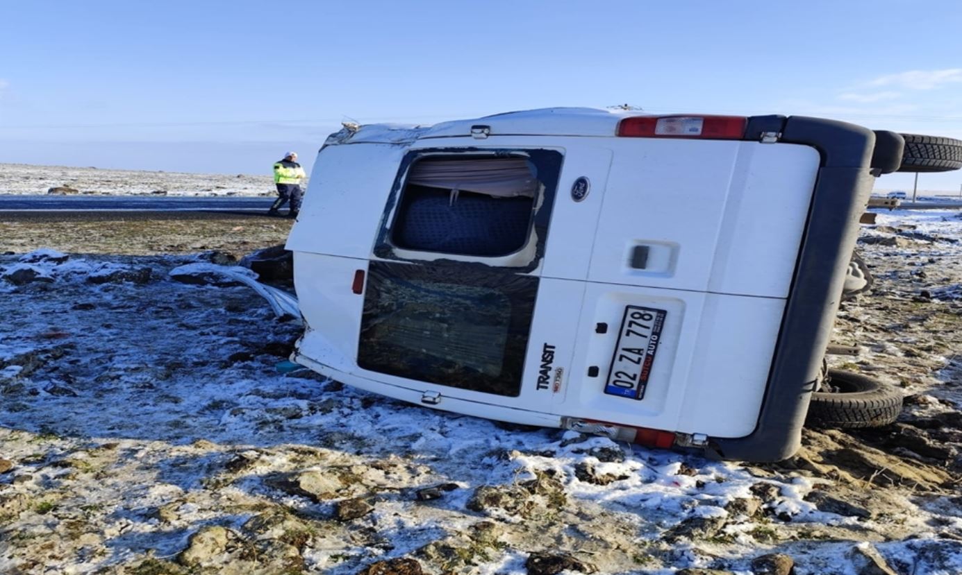 Diyarbakır'da Servis Minibüsü Devrildi 11 Öğretmen Yaralı 1