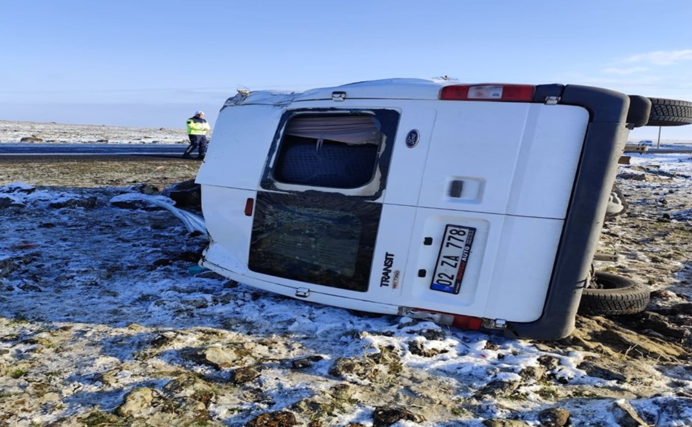 Diyarbakır'da Servis Minibüsü Devrildi 11 Öğretmen Yaralı 7