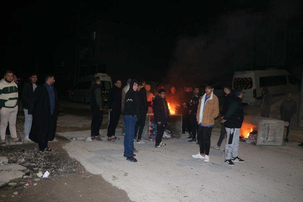 Elektrik Kesintisi Bezdirdi, Mahalleli Ateş Yakıp Yolu Trafiğe Kapattı 1