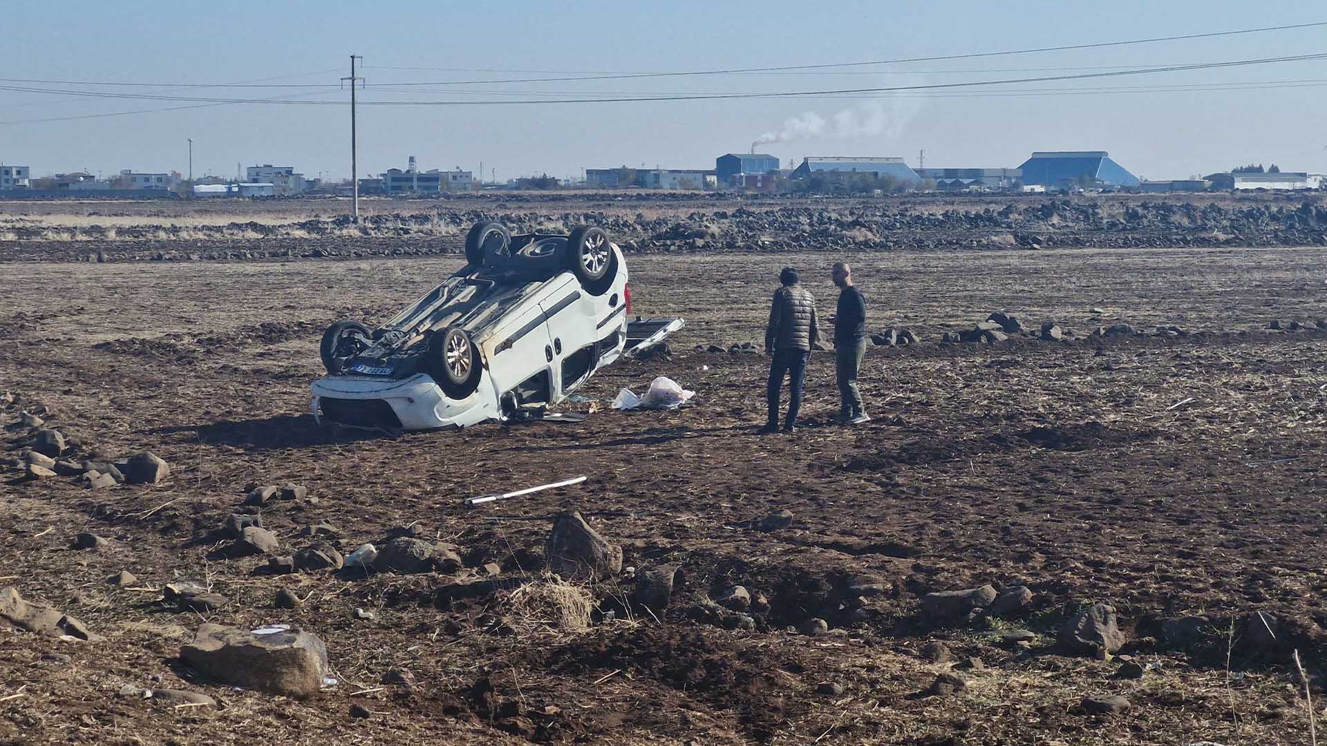 Hafi̇f Ti̇cari̇ Araç, Tarlaya Uçtu 1'İ Ağir 4 Yarali 3