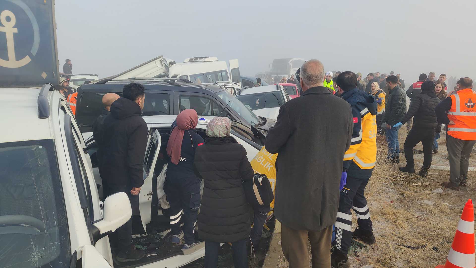 İki Ayrı Zincirleme Kazada Ortalık Mahşer Alanına Döndü Çok Sayıda Ölü Ve Yaralı Var-1