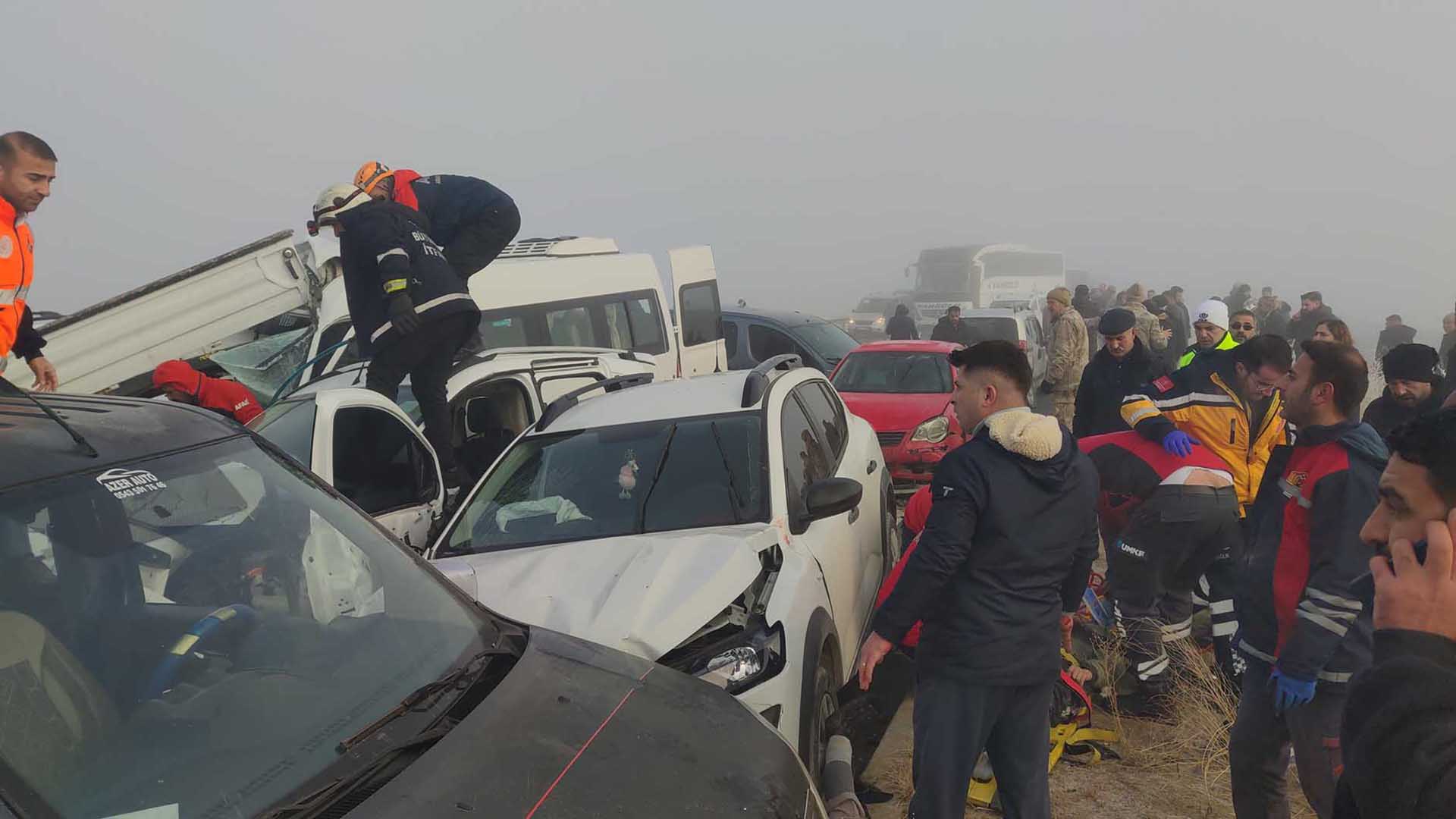 İki Ayrı Zincirleme Kazada Ortalık Mahşer Alanına Döndü Çok Sayıda Ölü Ve Yaralı Var 3