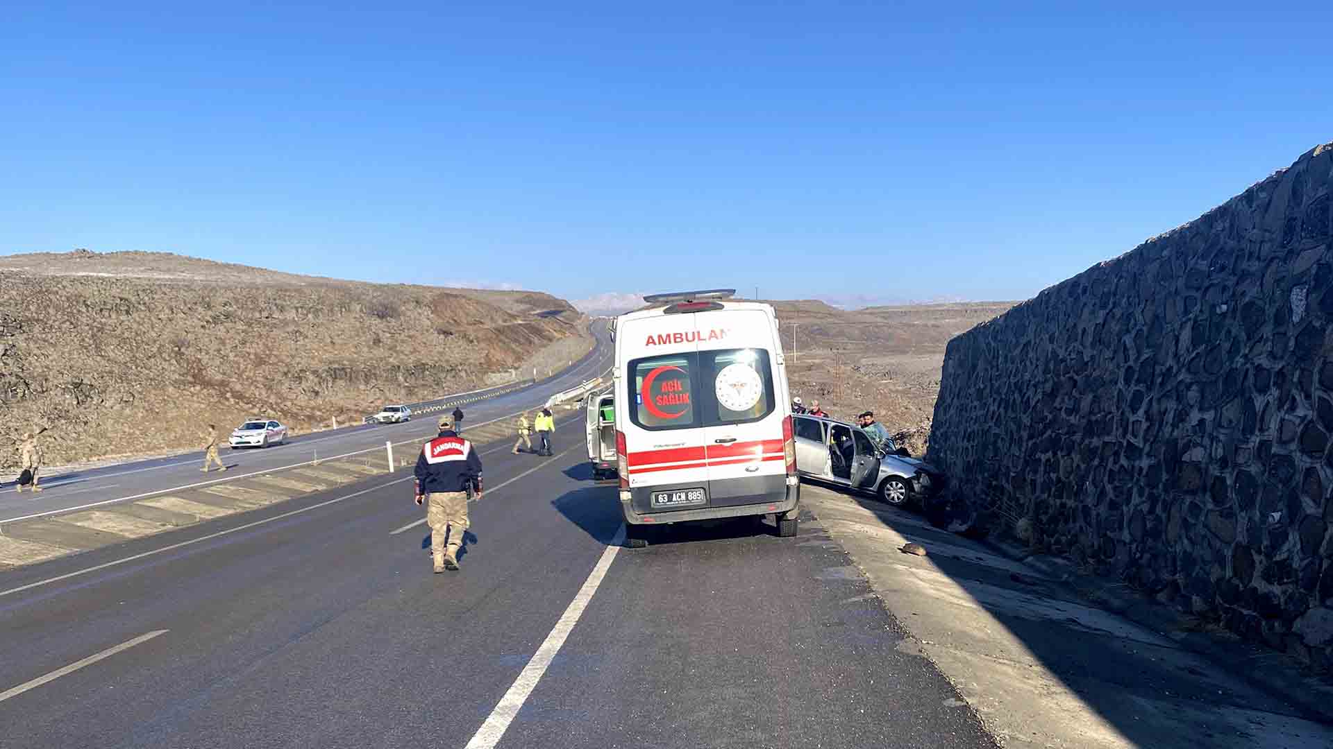 İstinat Duvarına Çarpan Otomobilin Sürücüsü Hayatını Kaybetti 2