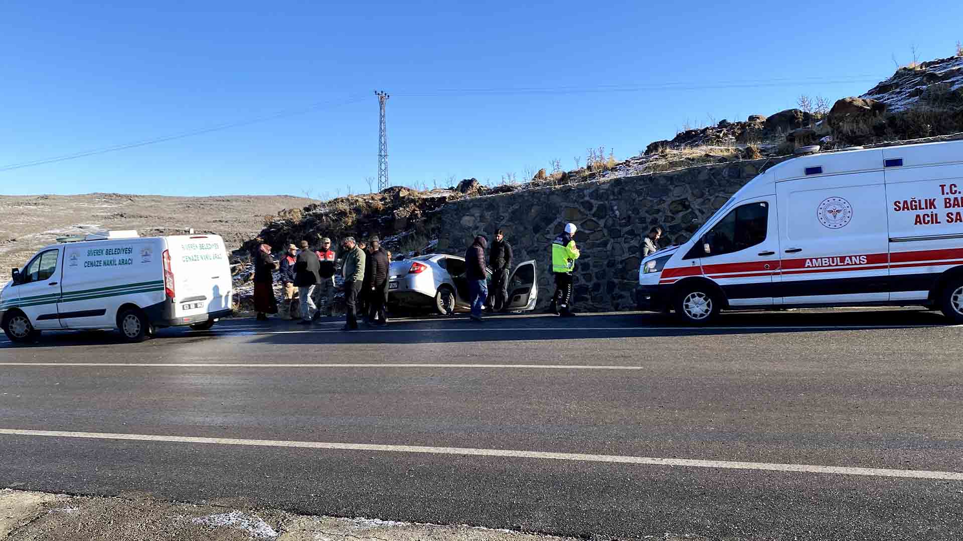 İstinat Duvarına Çarpan Otomobilin Sürücüsü Hayatını Kaybetti 3