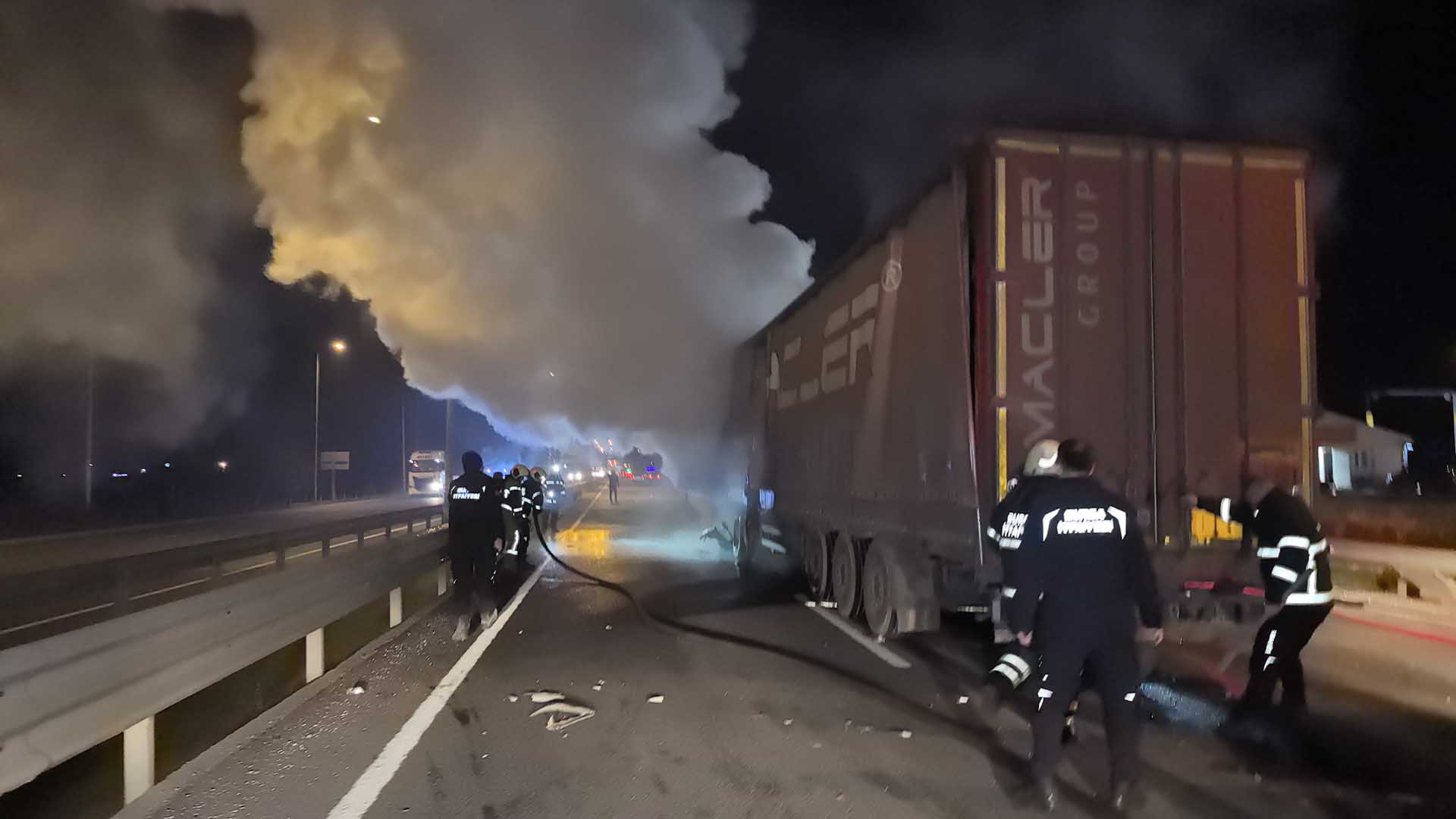 2 Tir Çarpıştı Biri Tir Alev Aldı; Araçta Sıkışan Sürücü Öldü 7