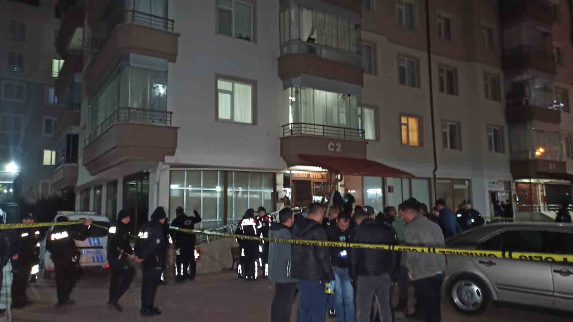 Aile Içi Kavga Ihbarına Giden Polis, Evde 4 Kişinin Cansız Bedenini Buldu 3