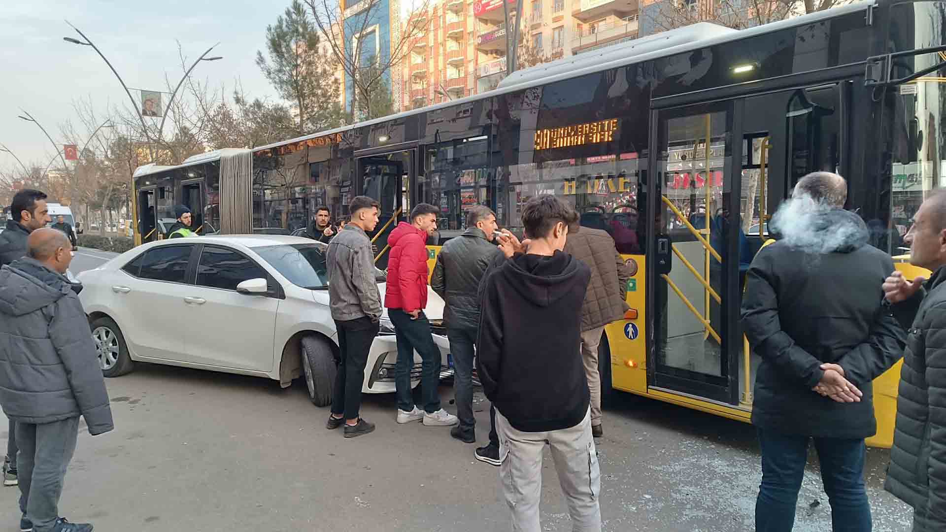 Belediye Halk Otobüsü Ile Otomobil Çarpıştı 1