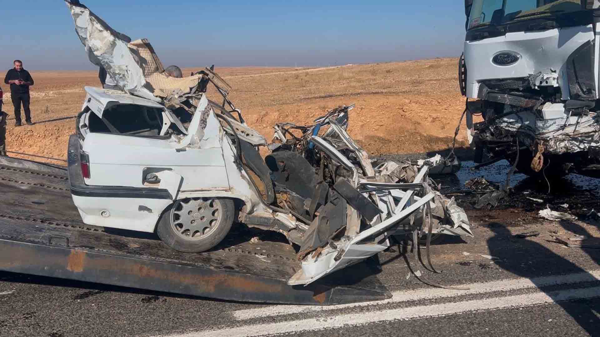 Beton Mikserine Çarpan Otomobil Hurdaya Döndü 1 Ölü 1