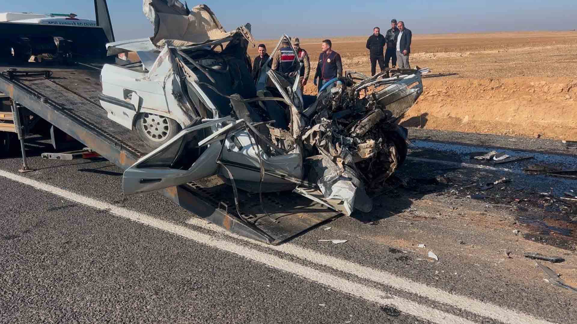 Beton Mikserine Çarpan Otomobil Hurdaya Döndü 1 Ölü 2