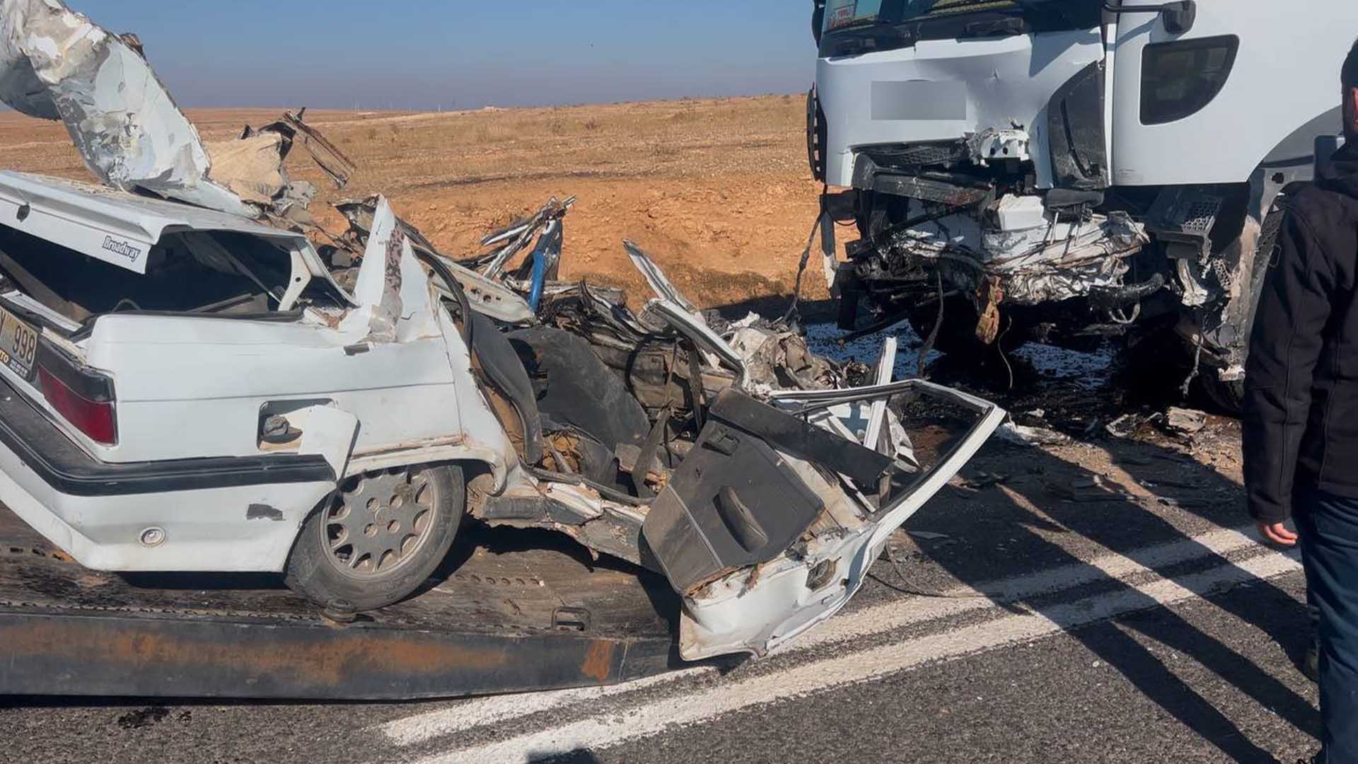 Beton Mikserine Çarpan Otomobil Hurdaya Döndü 1 Ölü 4