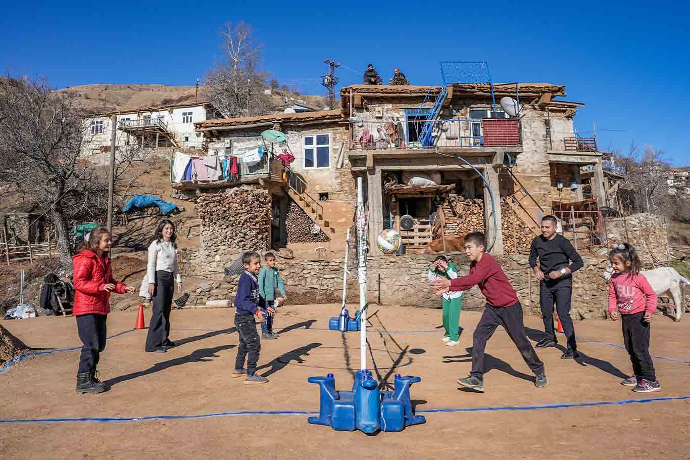 Diyarbakır’da Evlerin Toprak Damları Çocuklar Için Oyun Alanı Oldu 9