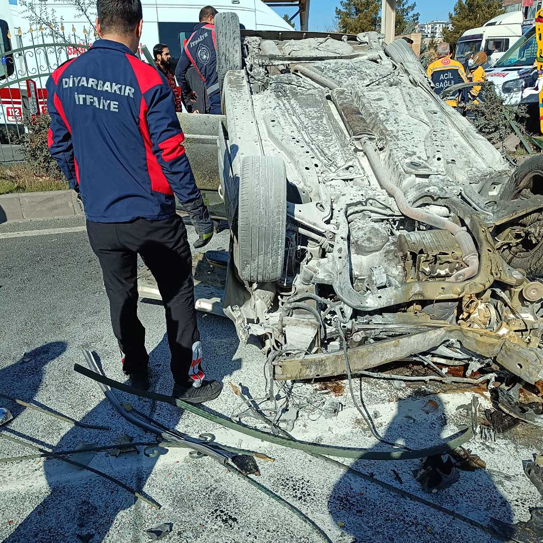 Diyarbakır’da Feci Kaza 3’Ü Ağır 5 Yaralı 10