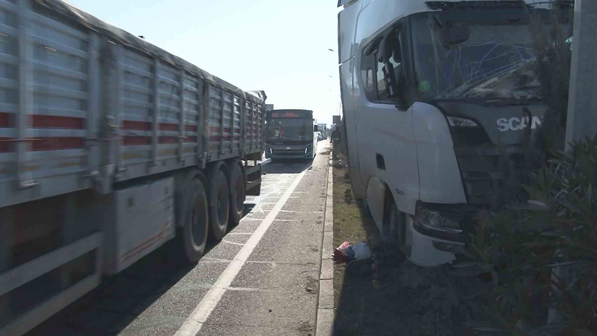 Diyarbakır’da Mazot Yüklü Tanker Ile Cam Yüklü Tır Çarpıştı 1 Yaralı 4