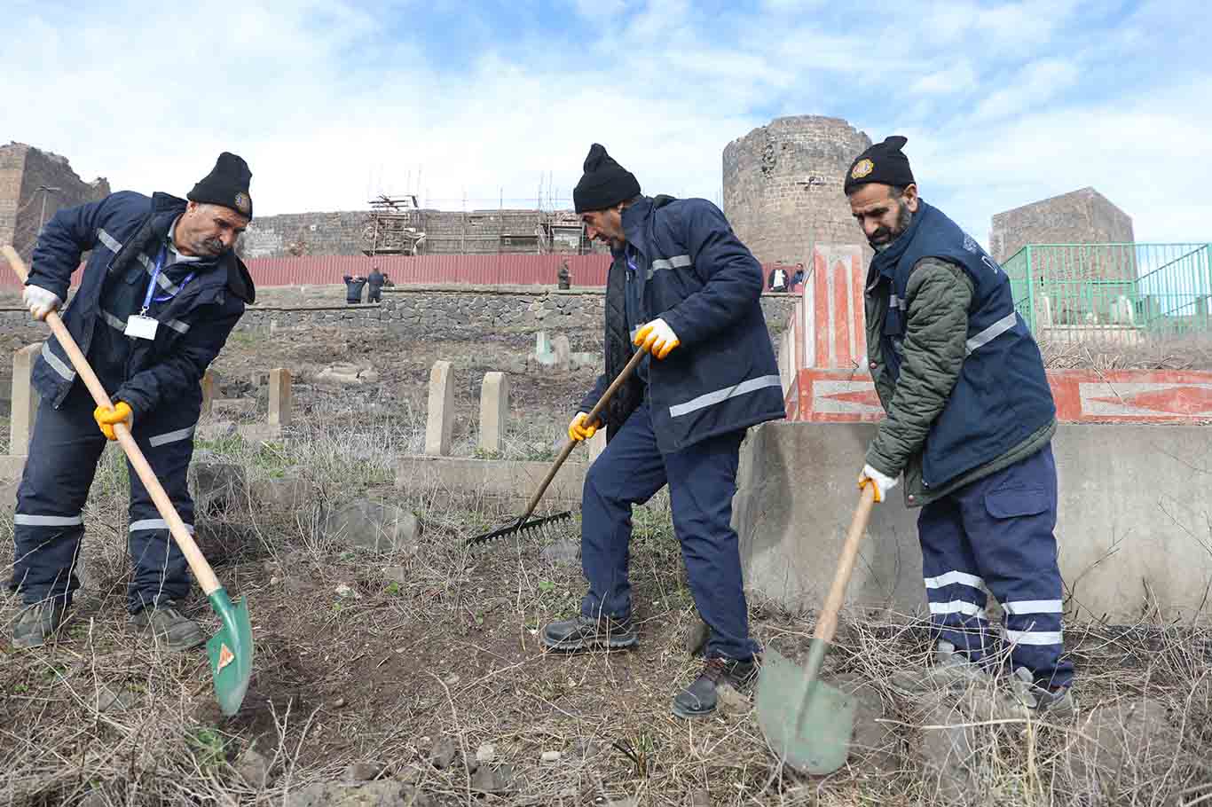 Diyarbakır’da Mezarlıklarda Temizlik Ve Bakım Çalışmaları Sürüyor 1