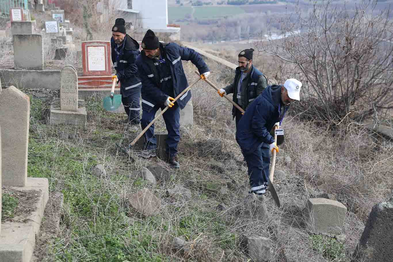 Diyarbakır’da Mezarlıklarda Temizlik Ve Bakım Çalışmaları Sürüyor 2