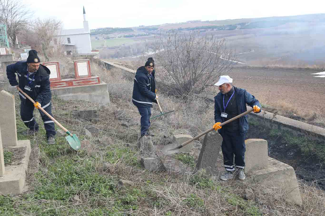 Diyarbakır’da Mezarlıklarda Temizlik Ve Bakım Çalışmaları Sürüyor 3