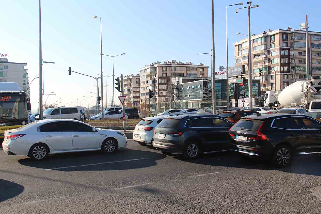 Diyarbakır’da O Kavşakta Trafik Çilesi 4