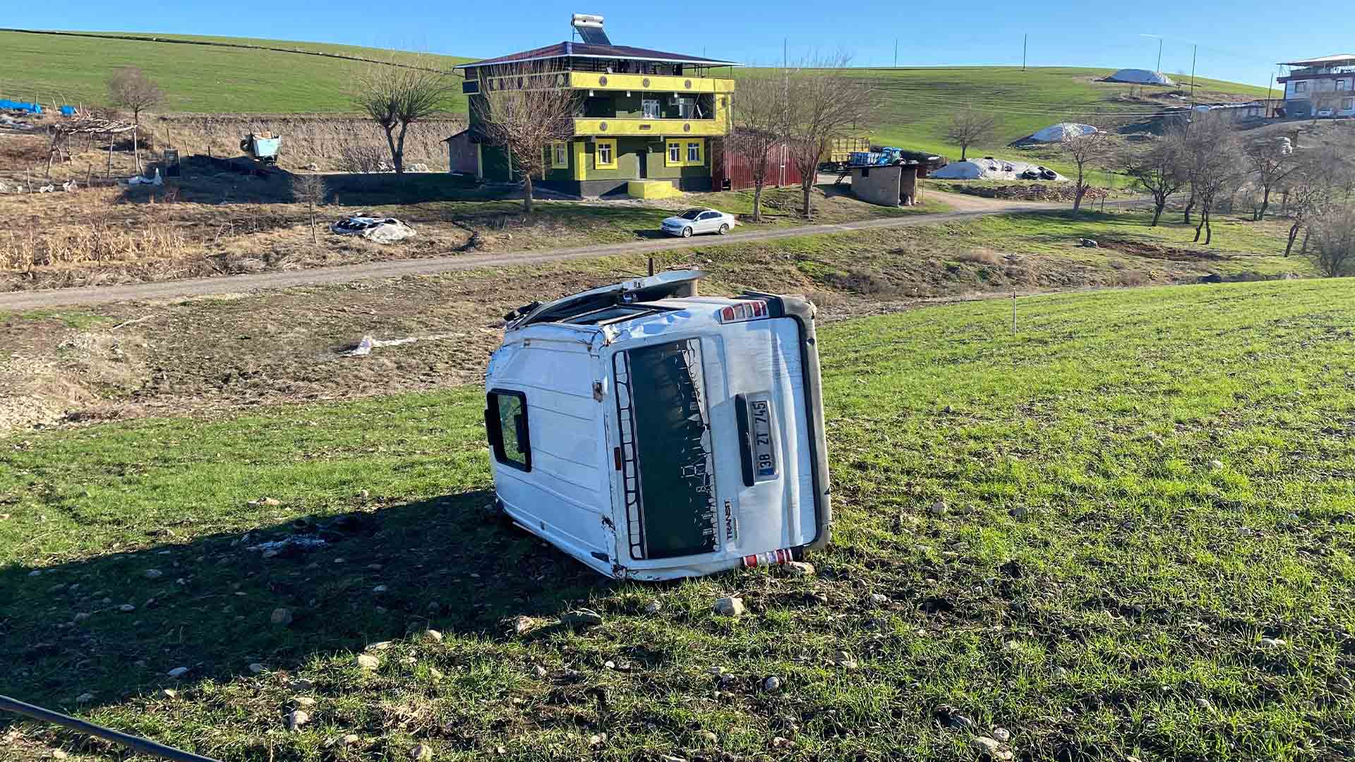 Diyarbakır'da Öğrenci Servisi Devrildi, 9 Kişi Yaralandı 2