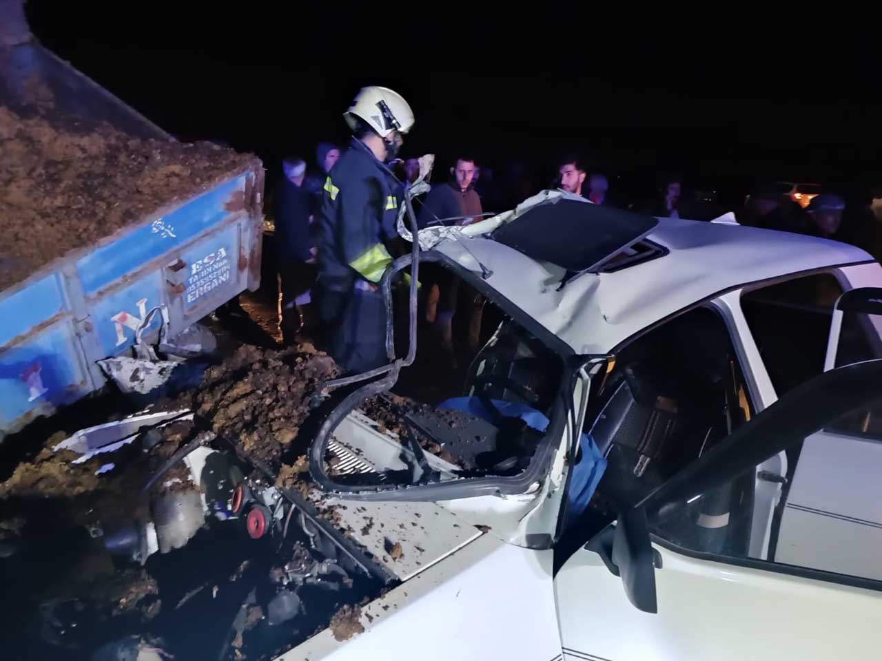 Diyarbakır’da Otomobil Park Halindeki Römorka Çarptı 1 Ölü, 3 Yaralı 1